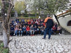 Turisti in orasul teilor infloriti