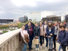 Turisti in orasul teilor infloriti